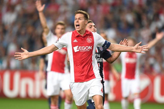 足球队通过 足球队通过